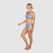 Load image into Gallery viewer, South Beach D/E Twist Bikini Top - S